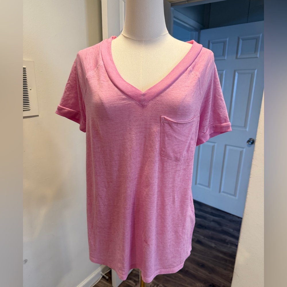 Rock & Republic Pink V-Neck Tee – Size Small 🌸